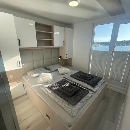 Floating Sea House - 1 Pula