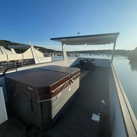 Floating Sea House - 1 Apartment Pula