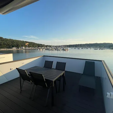 Daire Floating Sea House - 1